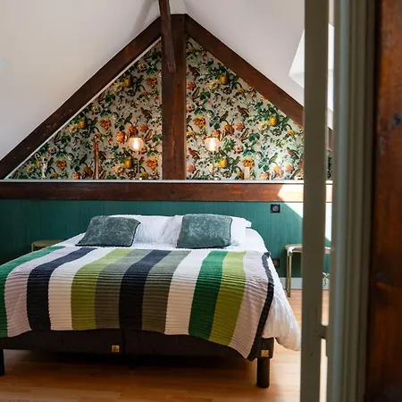 Holiday home Le Pavillon Du Manoir De Conjon *