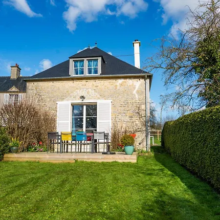 Holiday home Le Pavillon Du Manoir De Conjon *
