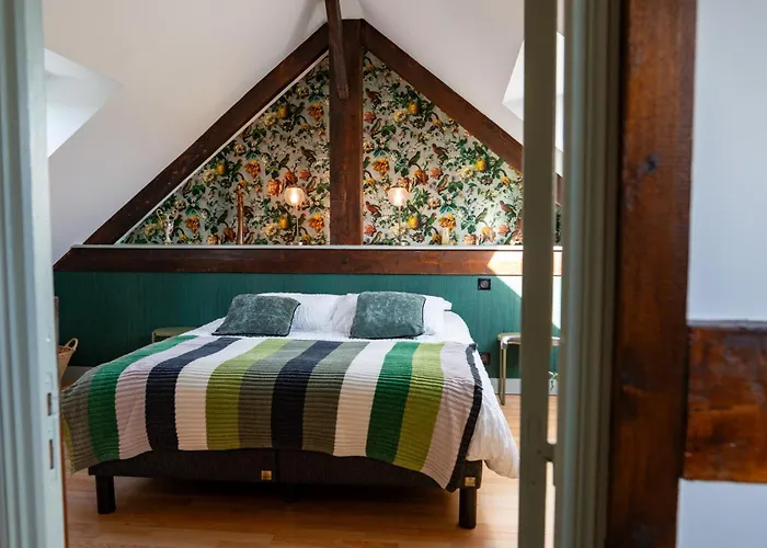 Holiday home Le Pavillon Du Manoir De Conjon *